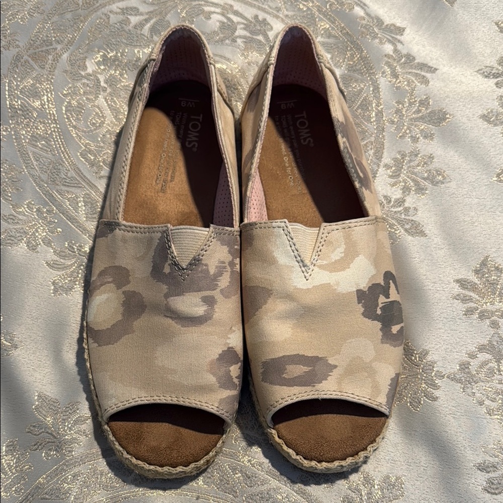 TOMS Women's Cream Floral Espadrilles